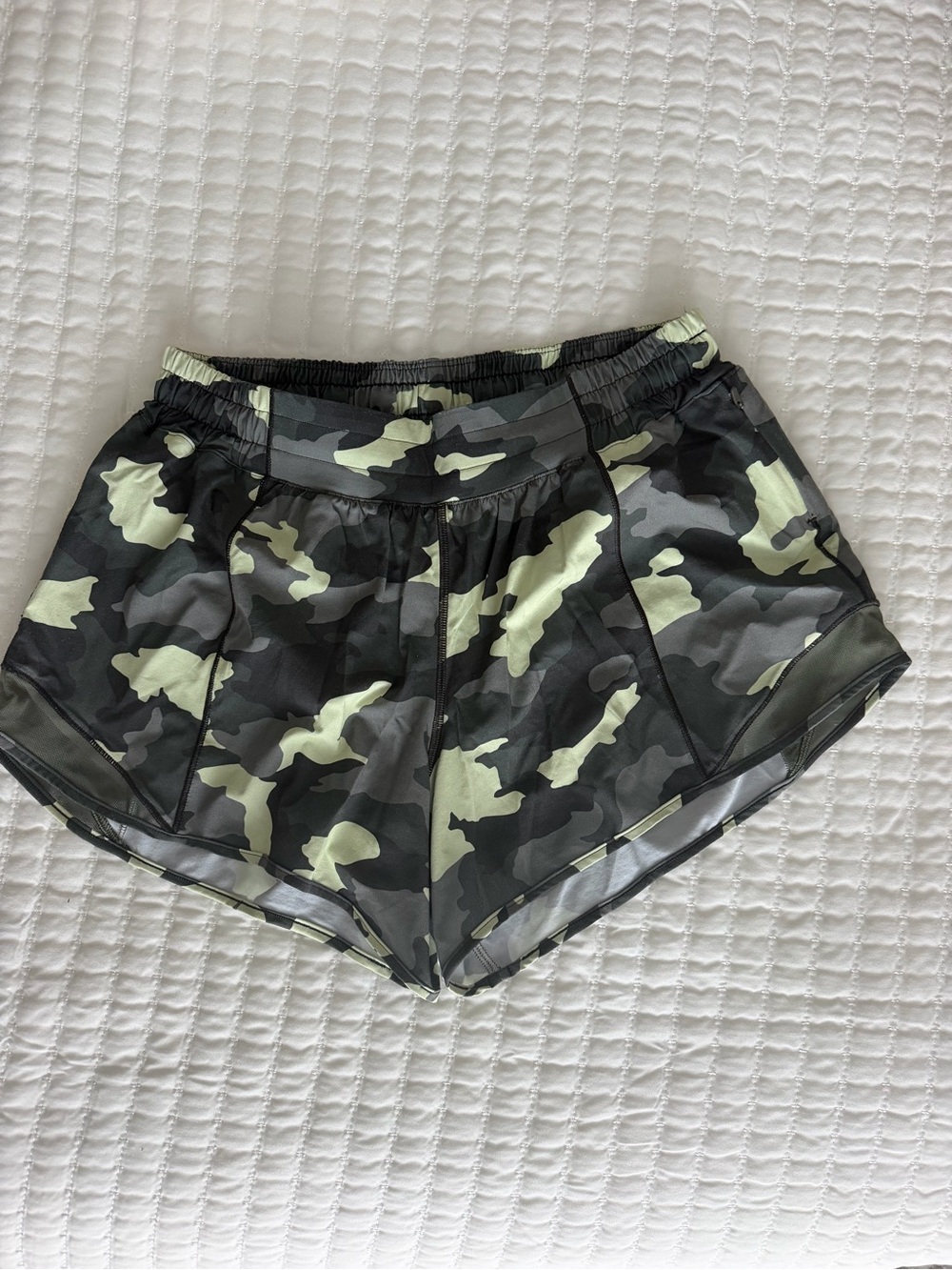 Lululemon Women's Camo Hotty Hot Size 8 Tall in Green Camo